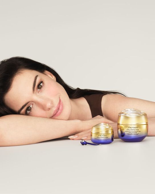 Creme de Olhos Shiseido Vital Perfection Uplifting And Firming Advanced Eye Cream